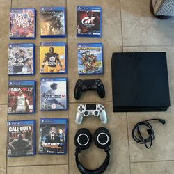 PS4 - 2 Wireless Controllers - 10 Games