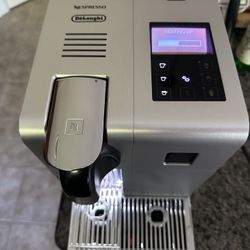 Nespresso Lattissima De Longhi Coffee Machine 