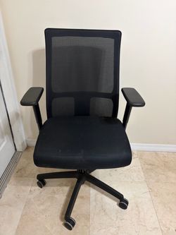 Black Mesh Office Chair with Armrests