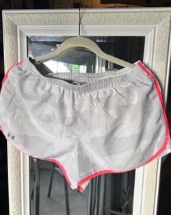 Under armour women’s shorts - m