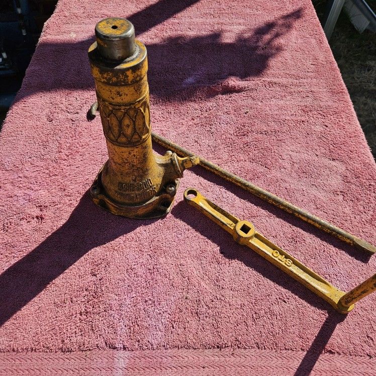 Toyota Land Cruiser FJ-40 bottle jack