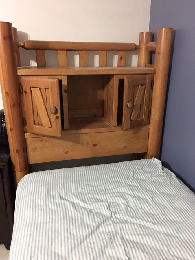 Vendo cama twin , de madera, con o sin colchón , usada en buenas condiciones