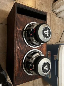 JL Audio 10W6v2 with box