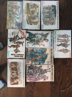 Military figures and trucks vintage new