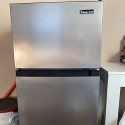 Magic Chef Mini Fridge