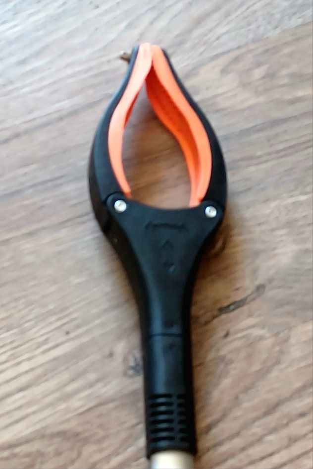 Folding Reach Grabber Tool , 2pcs, 32-Inch - Folding Reach Grabber Tool With 360° Rotating Jaws And Magnetic Tip For Picking Up Keys- NEW