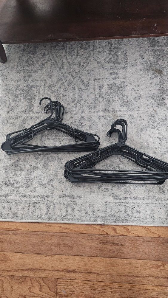 21 PLASTIC BLACK HANGERS