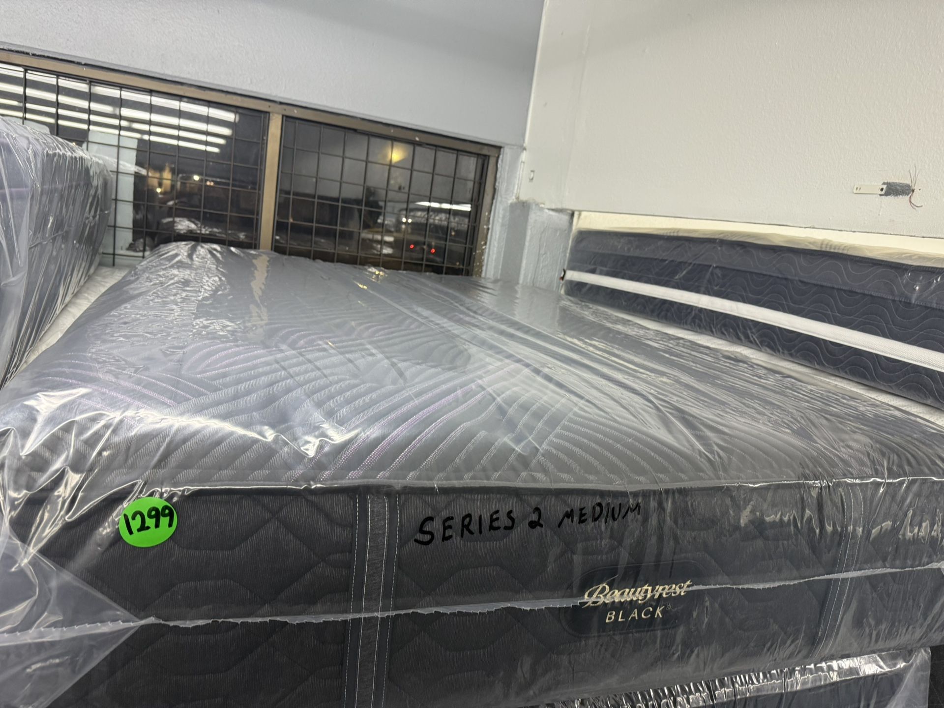QUEEN SIZE SIMMONS BEAUTYREST BLACK SERIES 2 (MEDIUM) MATTRESS & BOX SPRING BED SET 