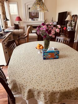 Pottery Barn Tivoly Expandable Dinning Table with Four Chairs