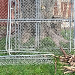 METAL DOG RUN WITH DOG HOUSE