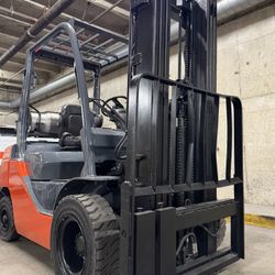 TOYOTA forklift 5500 lb,side shift , PNEUMATIC TIRES