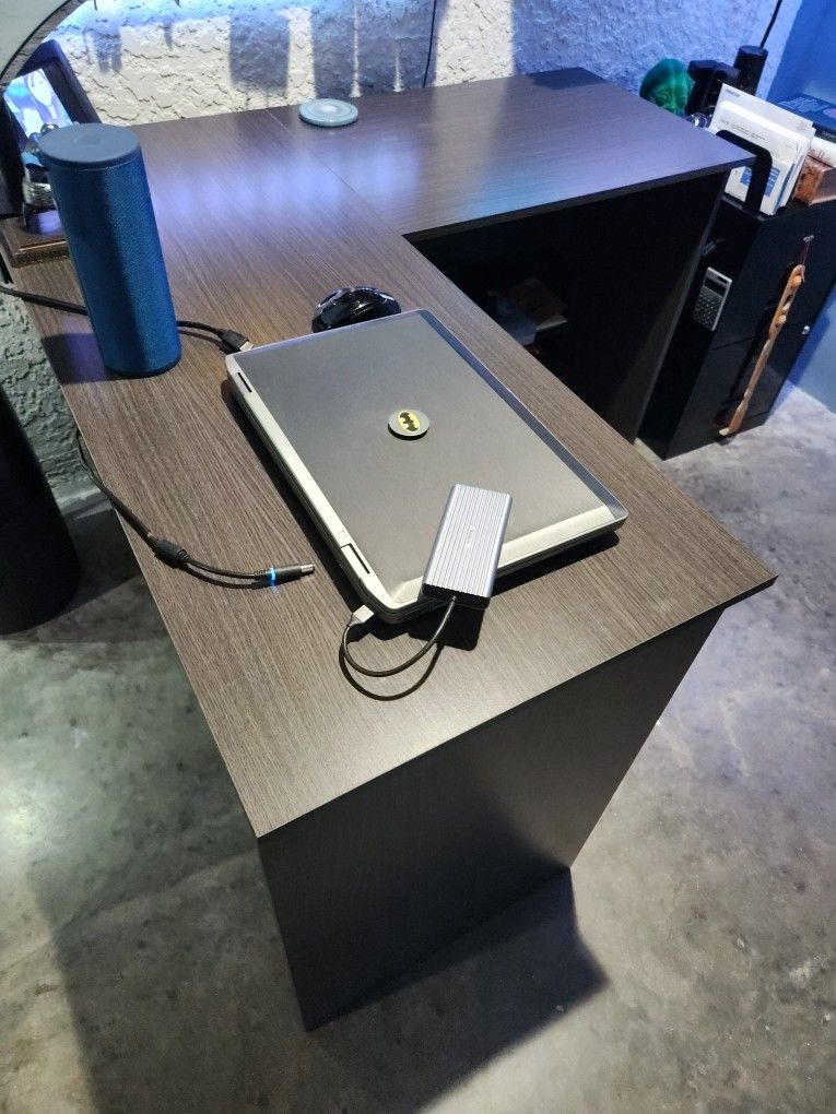 Corner Desk 47x47