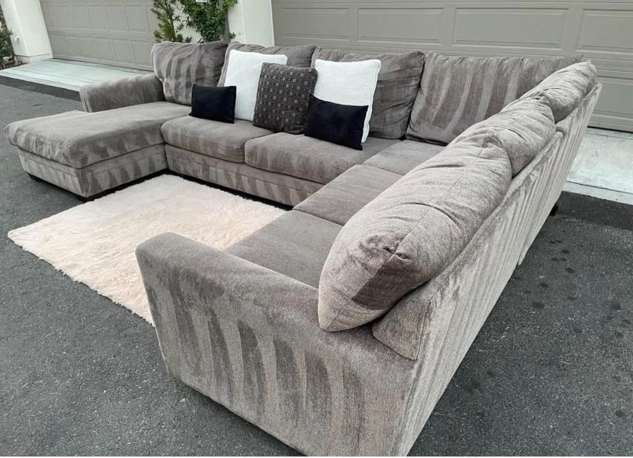 Stunning Gray Sectional Couch In Perfect Condition With Pull Out Bed - Free Delivery 🚚