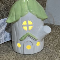 Target ceramic light up 6” tall tree house village w/leaf roof New