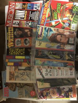 Magazines/collectibles Lot