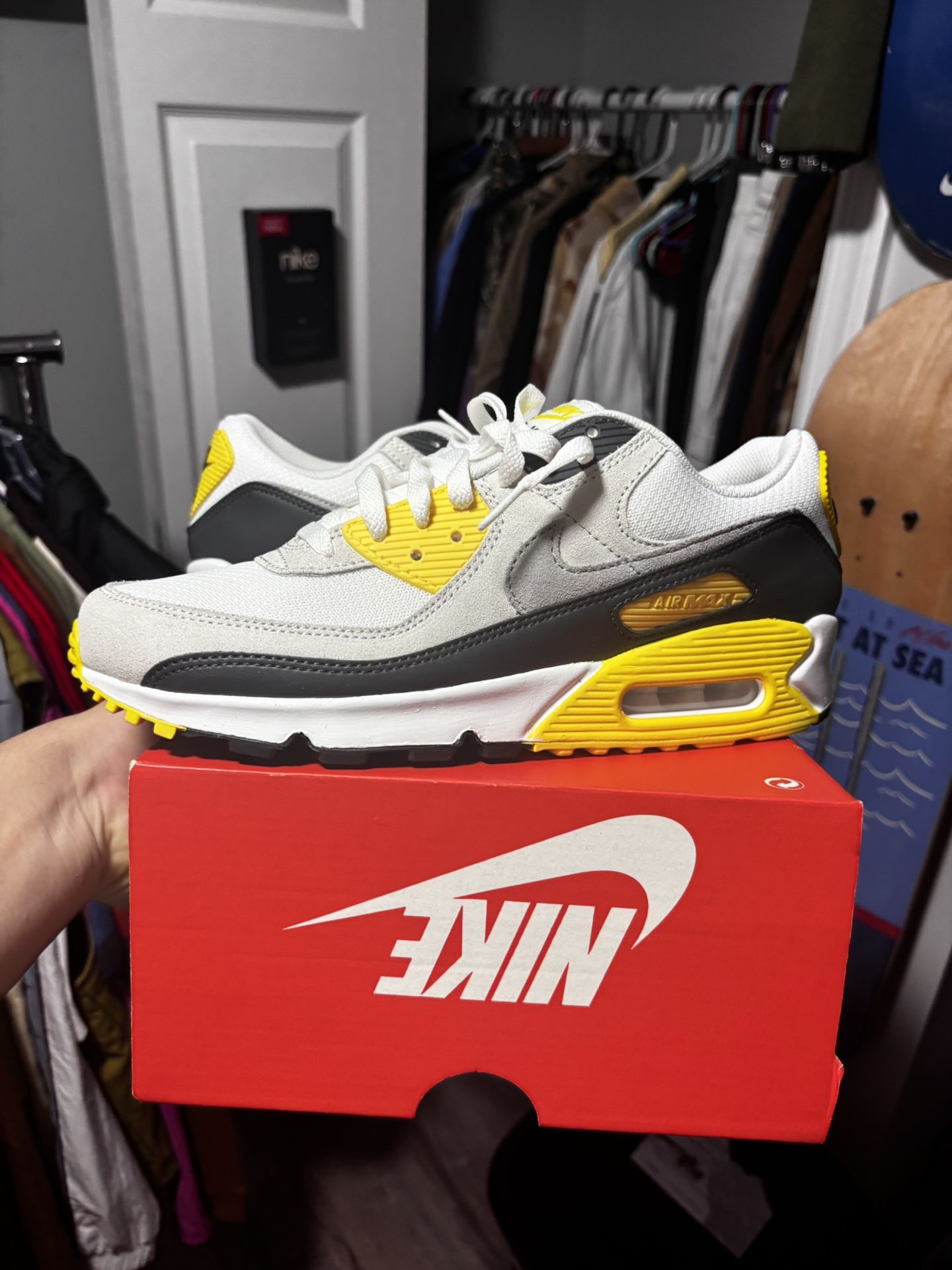 NWT Nike Air Max 90 MENS Sz 10 Lightening White Yellow