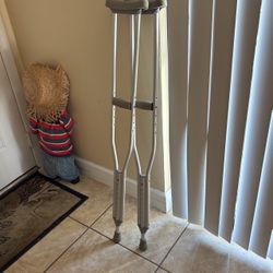Adjustable crutches For Sprained Ankles Leg Injury Broken Bones for Person 5’ 2” - 5’10”