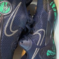 KD BASKETBALL SHOE SIZE 10