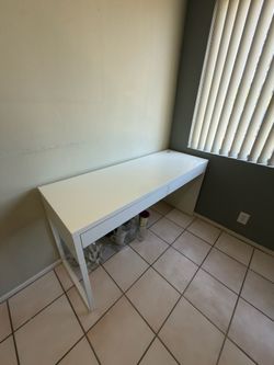 White desk - 2 drawers