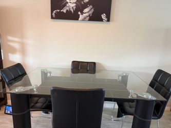 Modern Glass Dining Table with 4Chairs – Excellent Condition