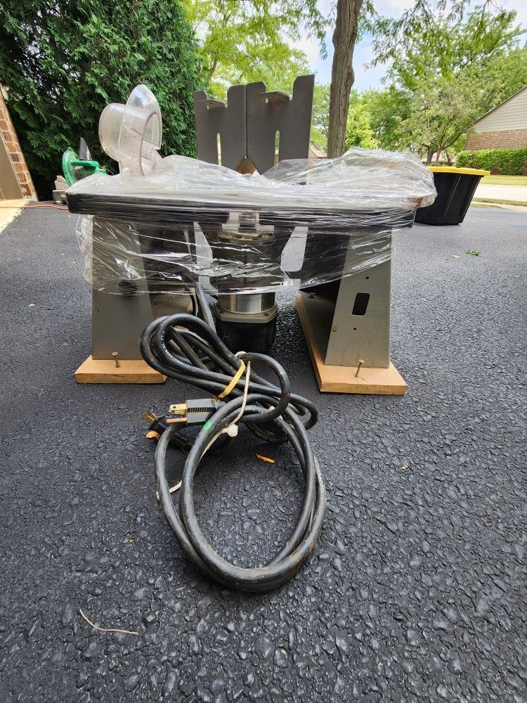 Router Table With Router