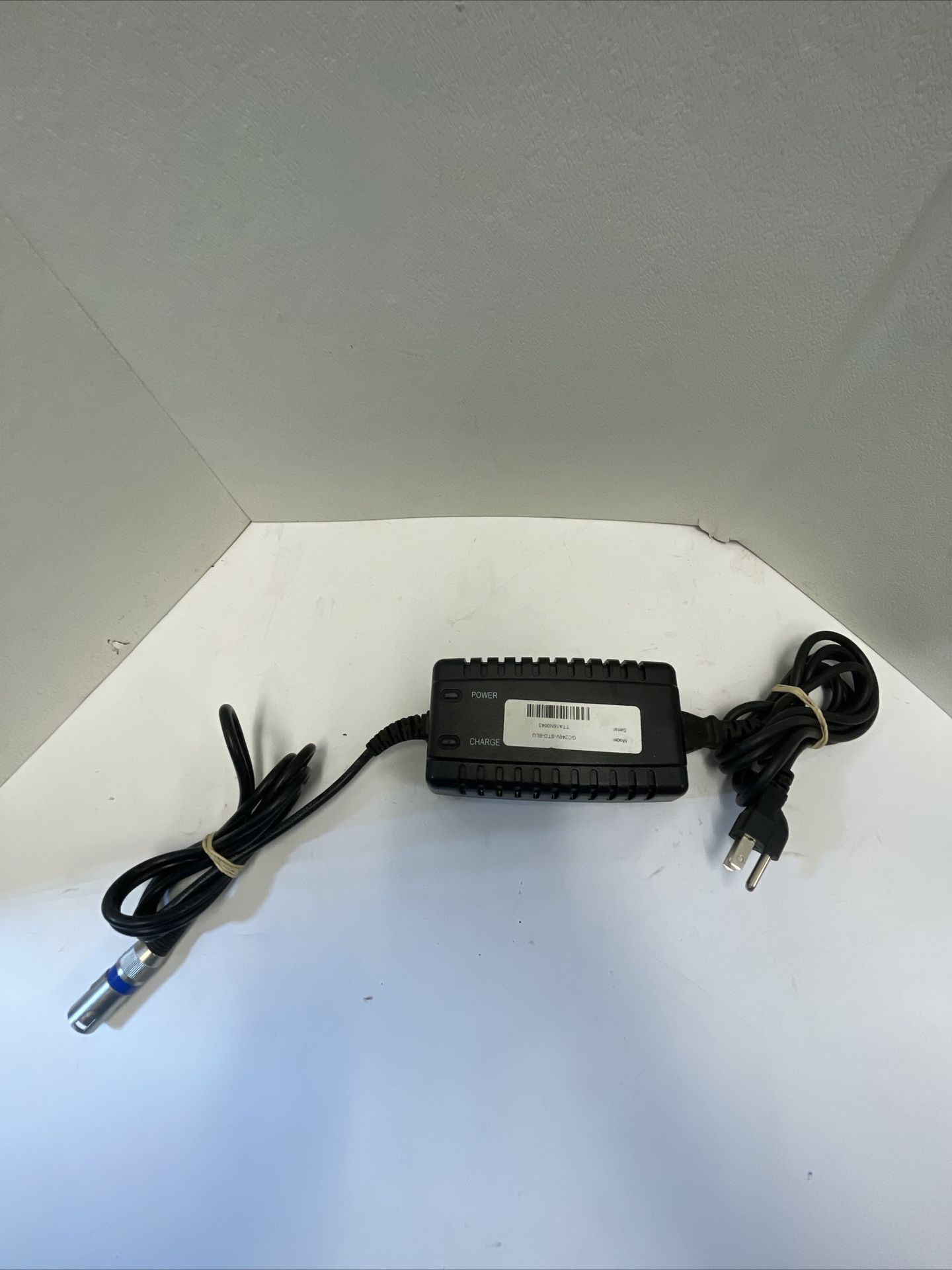 Genuine Battery Maximizer Automatic 24v 3.5 ah SLA Battery Charger XLR 24030-10D