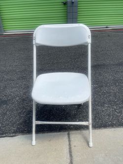 White foldable chairs