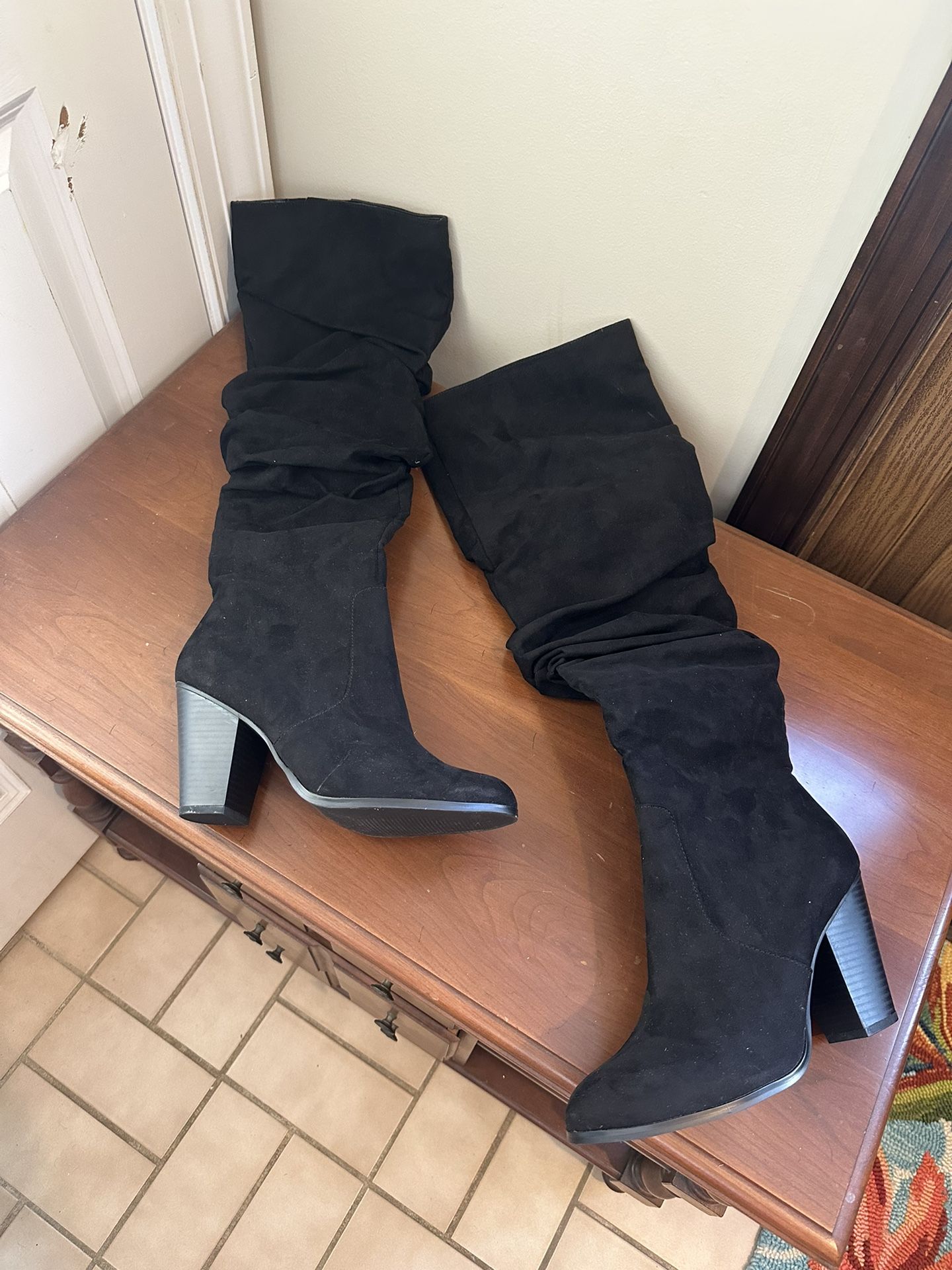 Women’s Suede Boots (New!) - (Multiple Sizes)