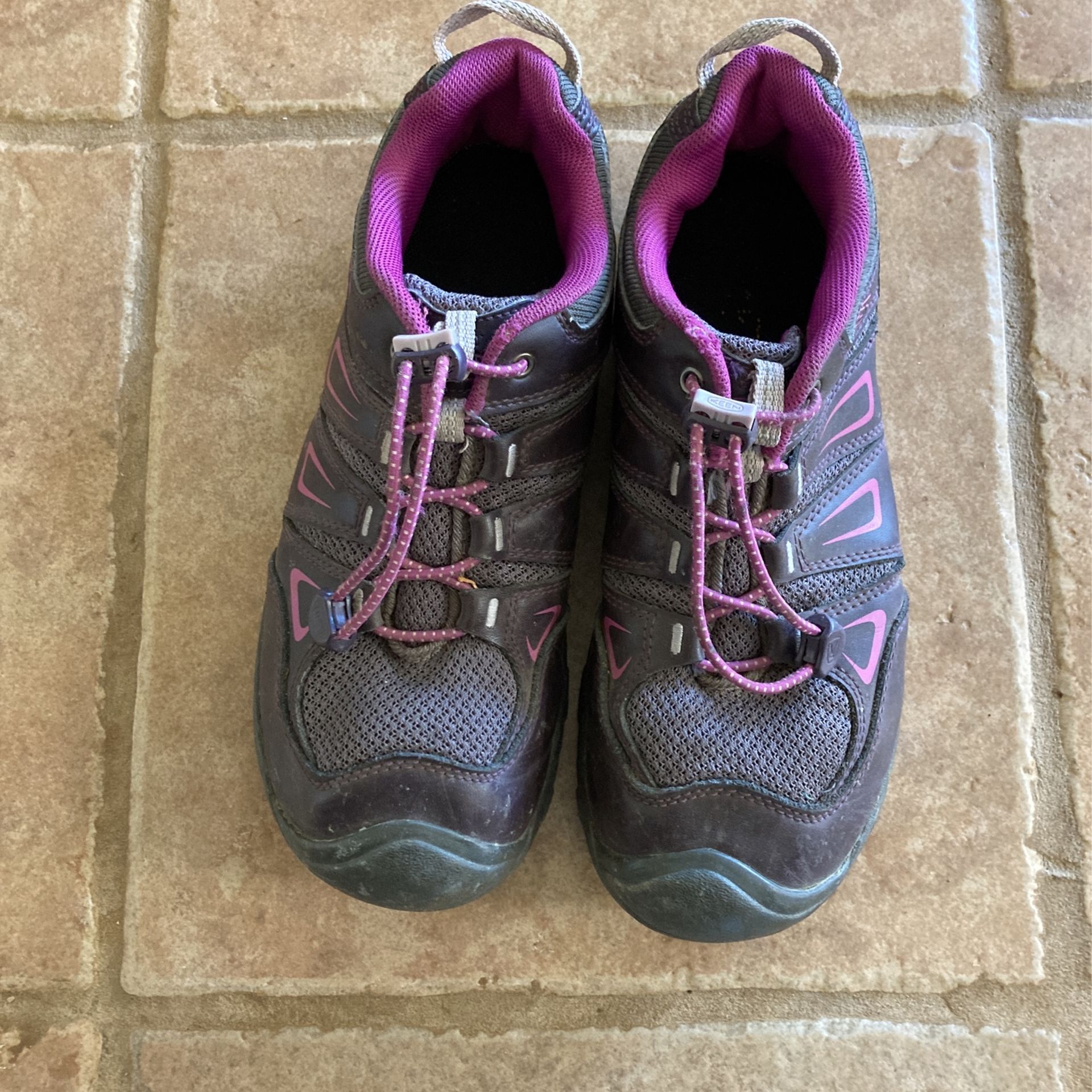 Big Girl’s Size 5 US Keen Hiking Shoe