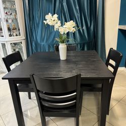 Dining Table 42” X 42” And 30” High With 4 Very Sturdy Chairs In Good Condition ( No Damage No Scratches)
