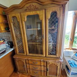 Hutch Table And Chairs 