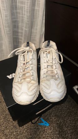 Tennis shoes