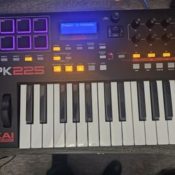 AKAI MPK 225 Like New! 