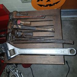 Adjustable wrench and pipe wrench