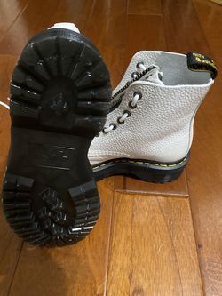 DOC Martens women’s 7