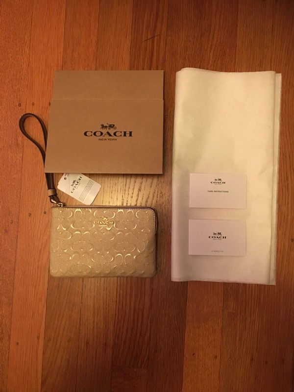 NWT Authentic Coach Wristlet w/ gift packaging 🎁