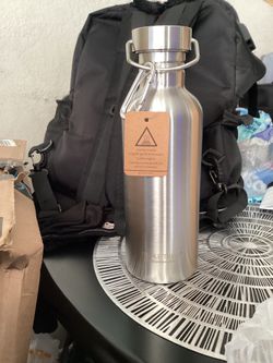 Stainless steel insulated water bottle