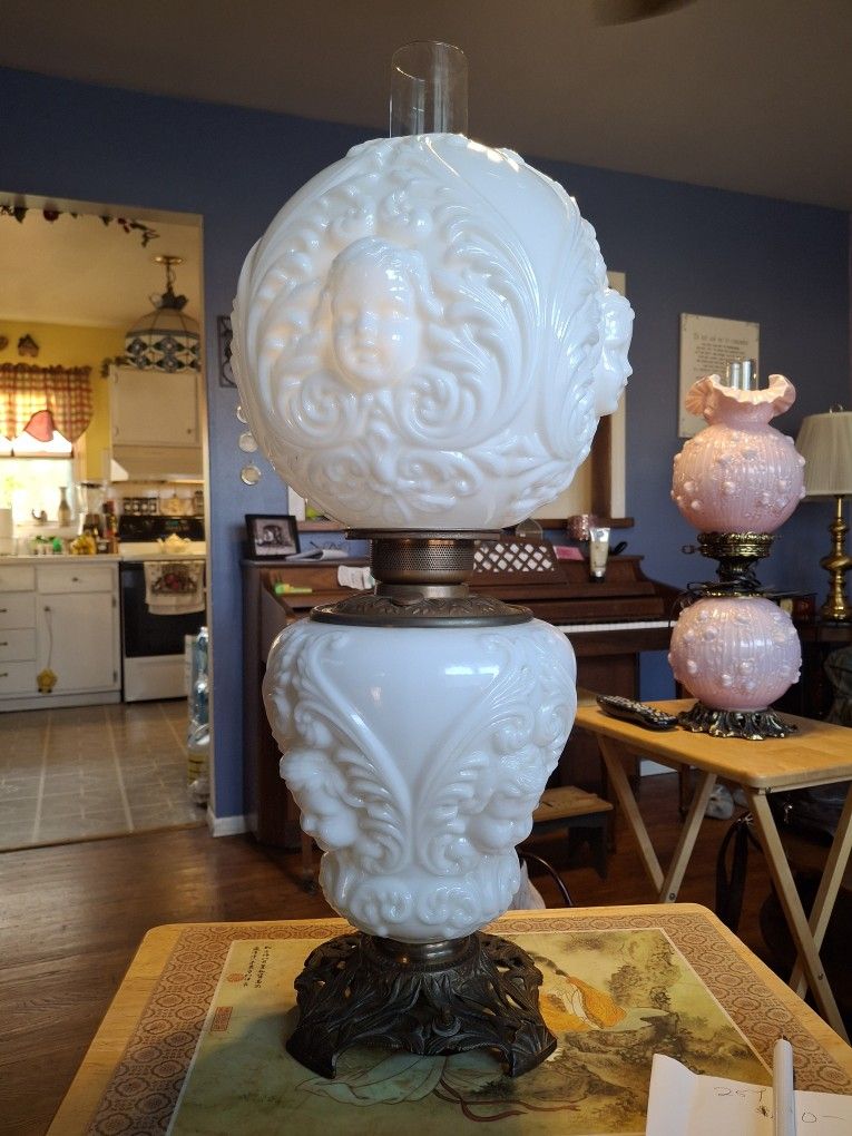RARE ANTIQUE MILK GLASS GONE WITH THE WIND TABLE LAMP GREAT CONDITION HUGE25 INCHES TALL