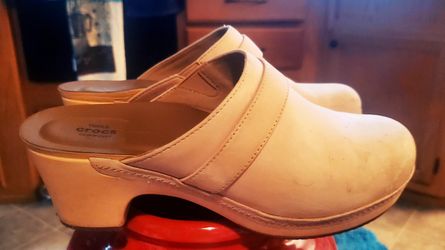 Womens Crocks Tan Suede Clogs. size 8