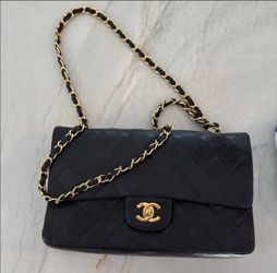 AUTHENTIC Chanel Classic Flap Bag Black Quilted Leather