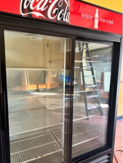Beverage refrigerator