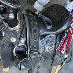 Montura Charro Negro Con Espuelas, Zarape,suadero, Cincho Nuevo