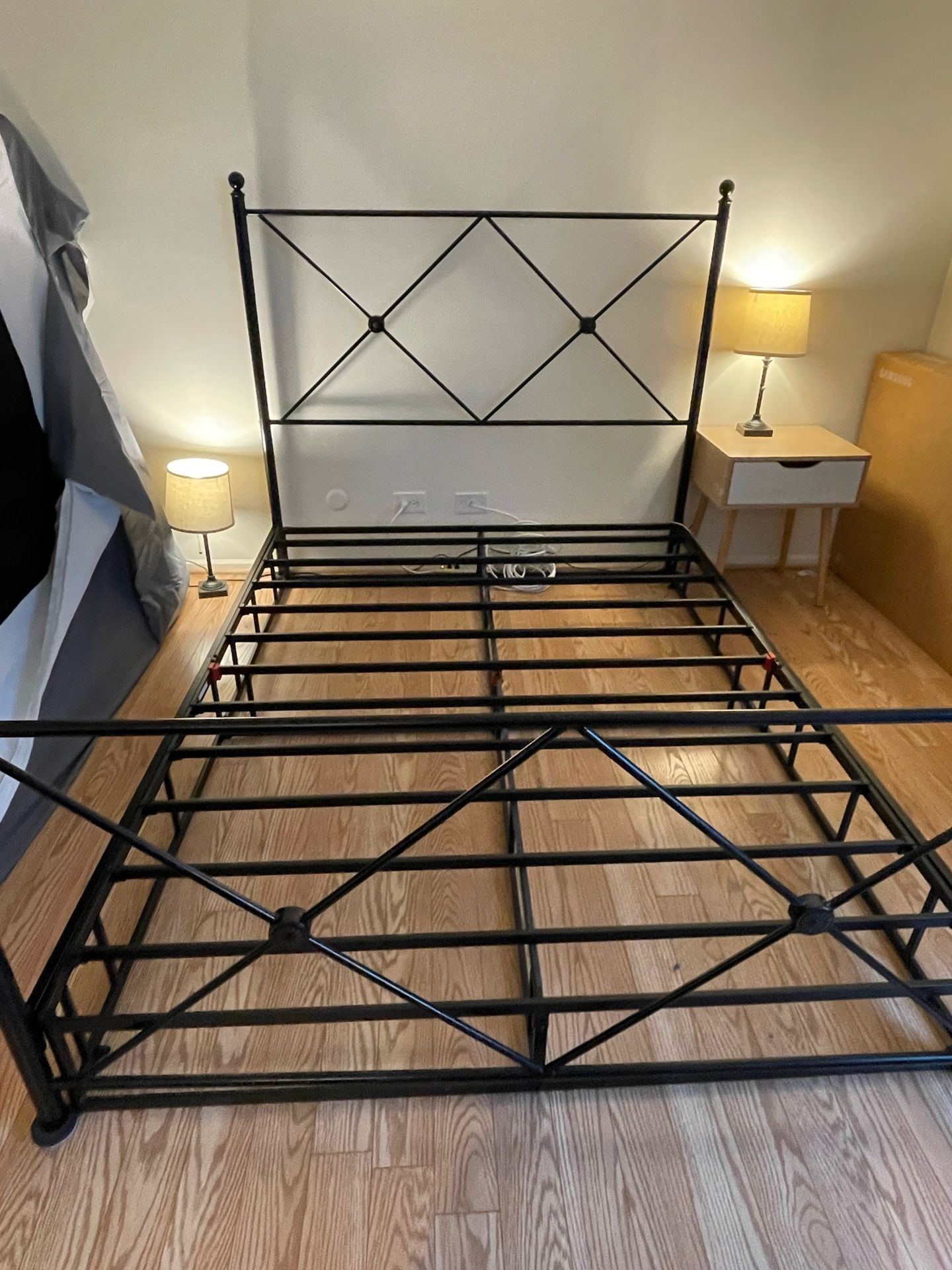 9" Queen High Profile Easy Assembly Smart Metal Box Spring