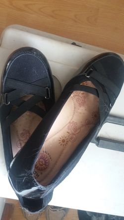 BLACK PATENT LEATHER SHOES IN SIZE 8- 8 1/2.