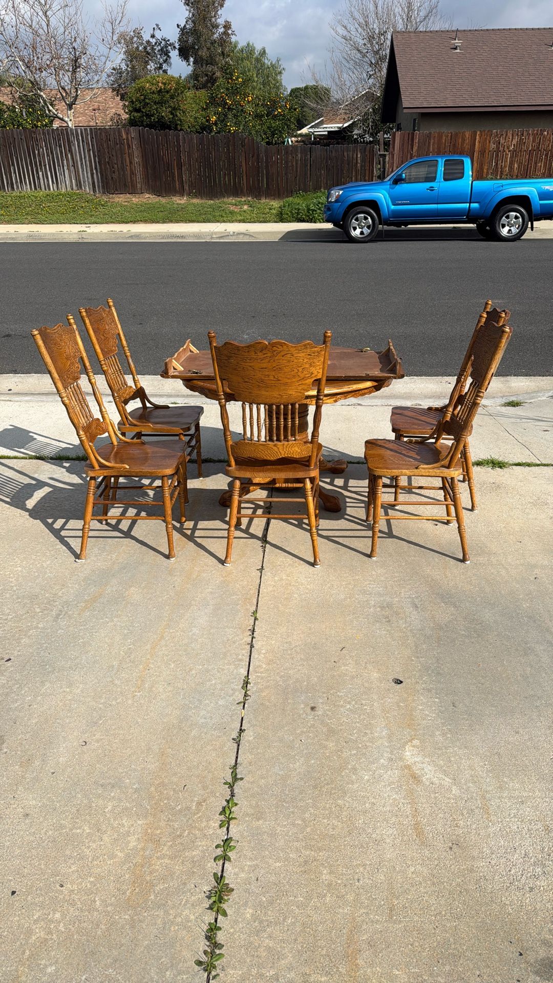 Oak Table/2’ Leaf And 5 Chairs 