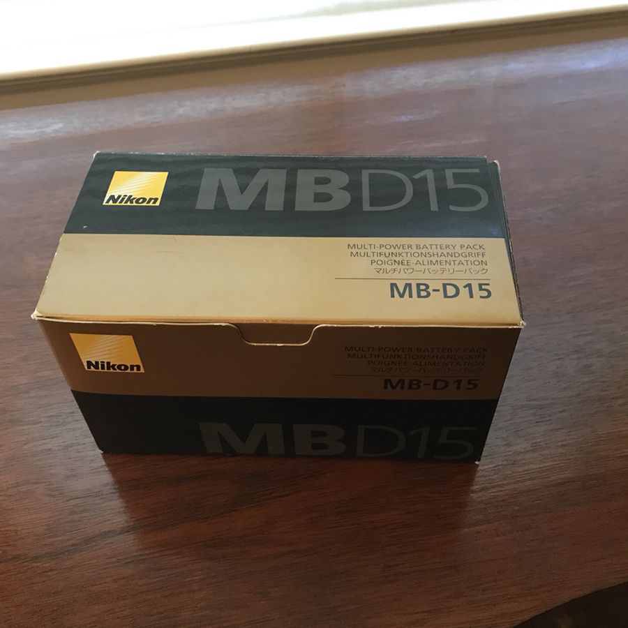 Nikon battery grip MB-D15 fits D7100 & D7200