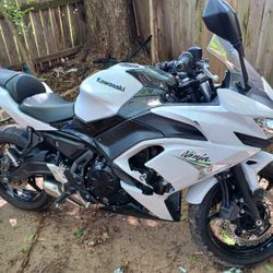 Kawasaki Ninja 650 White &Black 