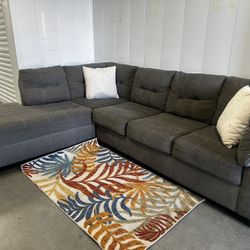 GRAY SECTIONAL COUCH W/ FREE DELIVERY 