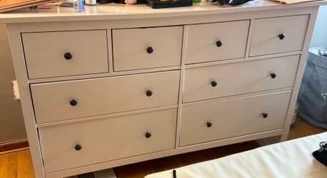 Dresser FREE must pick up NEEDS TO GO ASAP