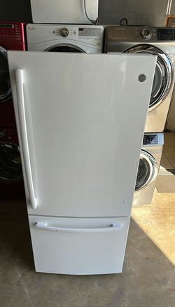 White GE Bottom Freezer Fridge with Adjustable Shelves